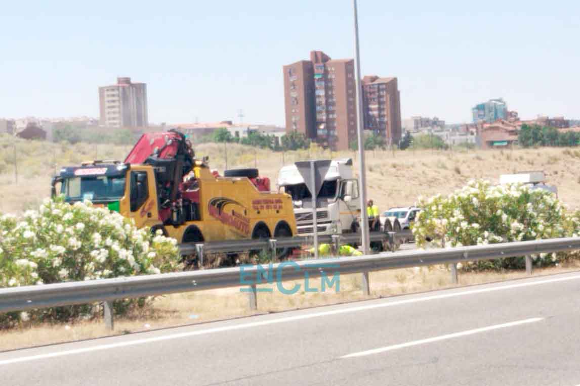 Camión volcado en la TO-23