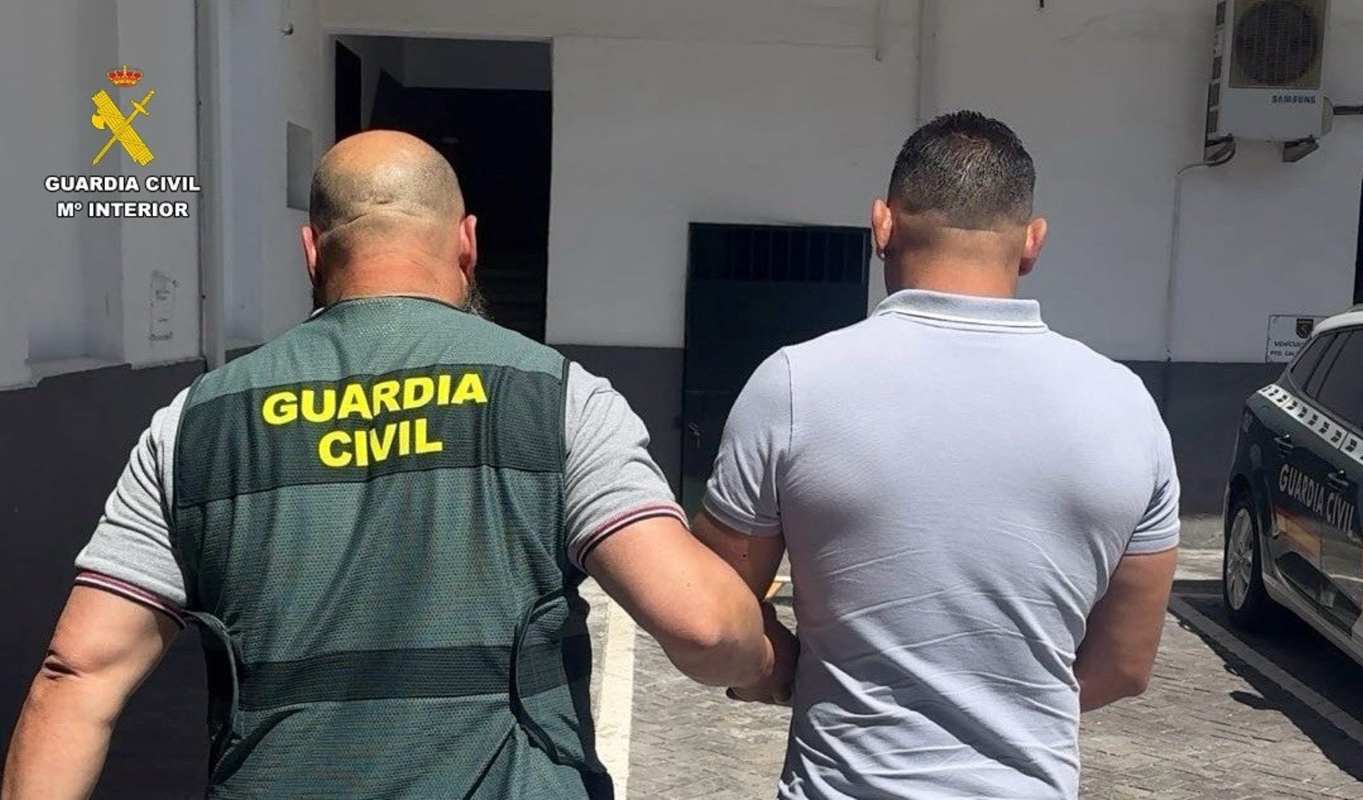 Uno de los tres detenidos por robar catalizadores.