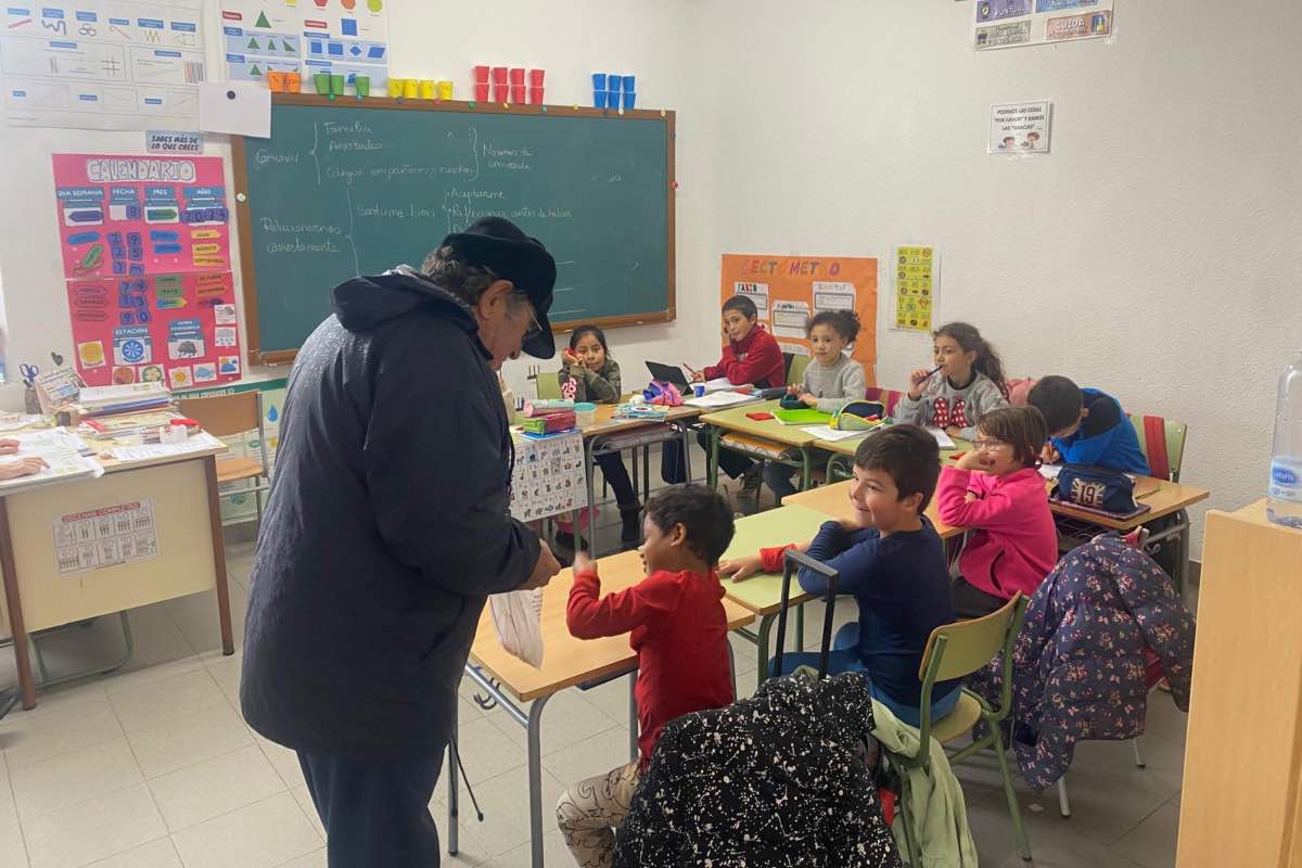 Foto de varios alumnos del colegio público de Garciotum (Toledo). Imagen cedida por el alcalde.