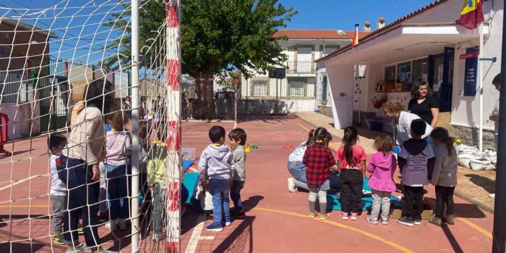 Foto de varios alumnos del colegio público de Garciotum (Toledo). Imagen cedida por el alcalde.
