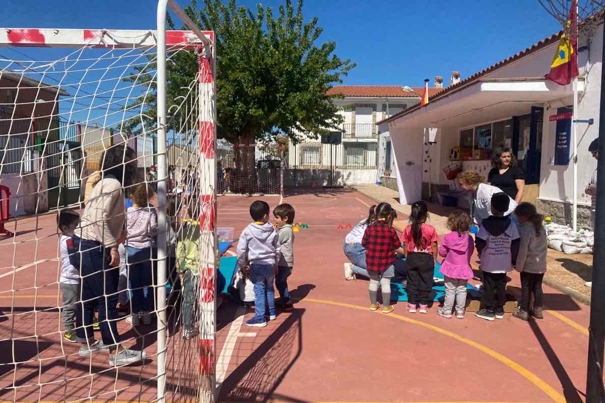 Foto de varios alumnos del colegio público de Garciotum (Toledo). Imagen cedida por el alcalde.