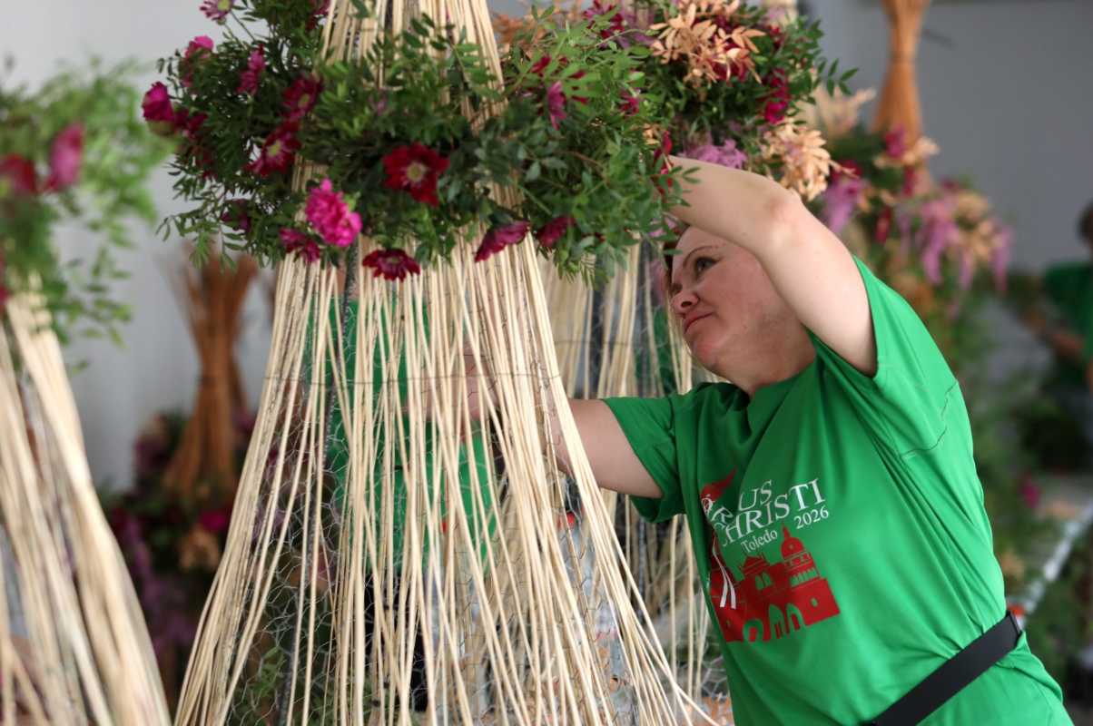 Más de 70 floristas de España preparan los adornos florales del Corpus de Toledo.