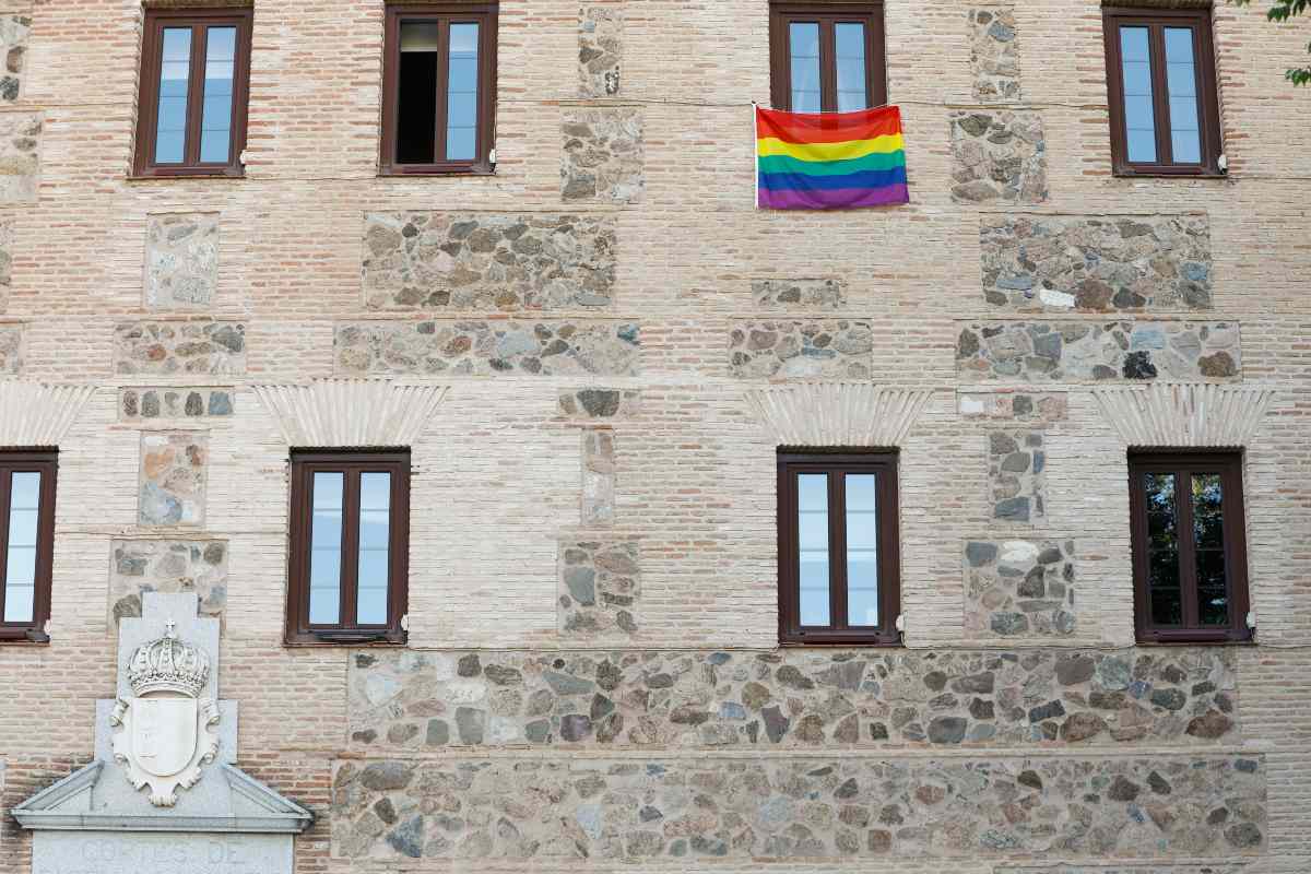 La bandera arcoíris, colgada del edificio de las Cortes regionales.