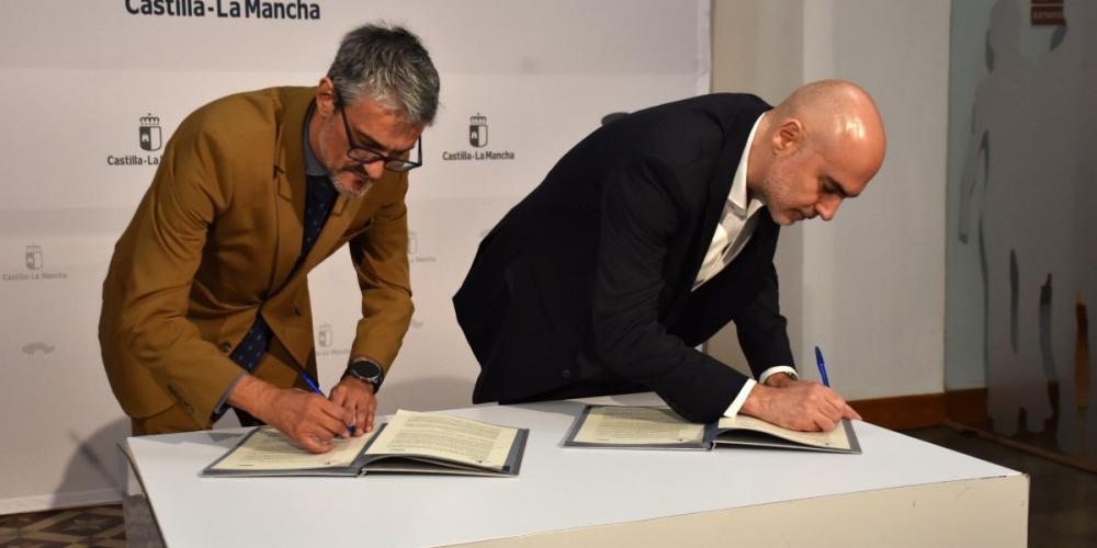 Firma del protocolo de incorporación de la empresa SATEC al CRID. Fotos: JCCM
