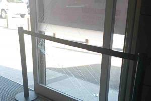 Imagen del cristal que fracturó el detenido por hurto en Abadía.