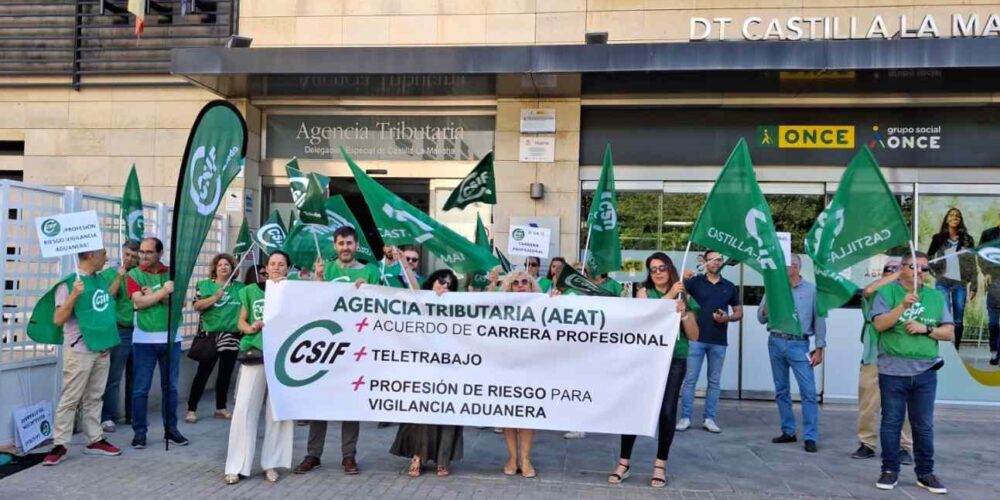 Nueva concentración de los trabajadores en la delegación de la AEAT en Toledo.