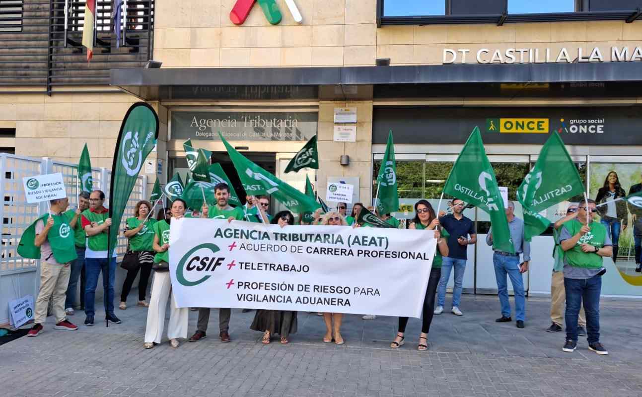 Nueva concentración de los trabajadores en la delegación de la AEAT en Toledo.