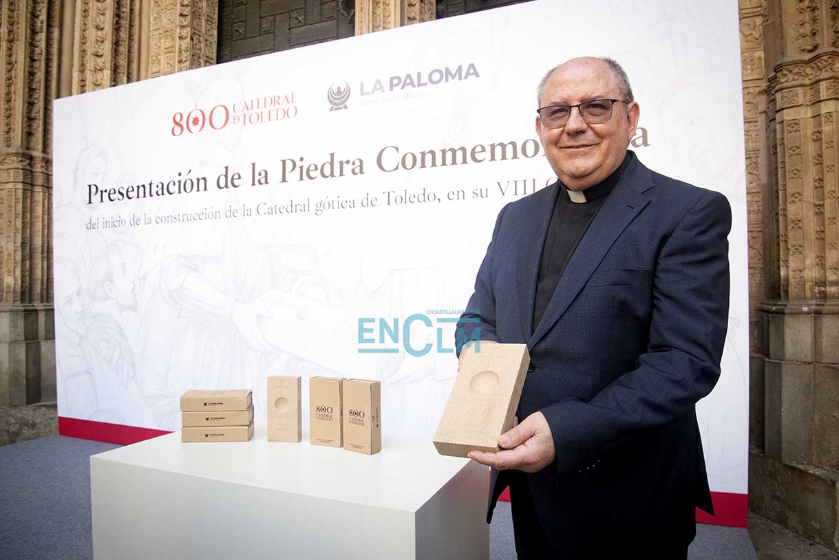El deán de la Catedral, Juan Pedro Sánchez Gamero, con una de las réplicas. Imagen: Rebeca Arango.