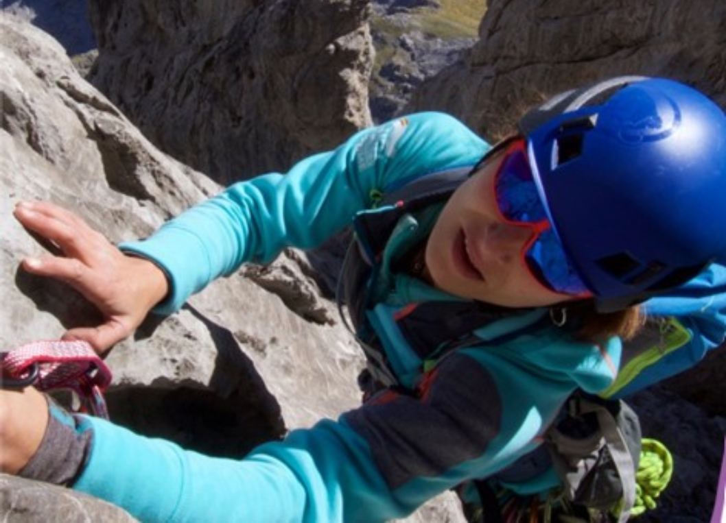 Una deportista practicando alpinismo.