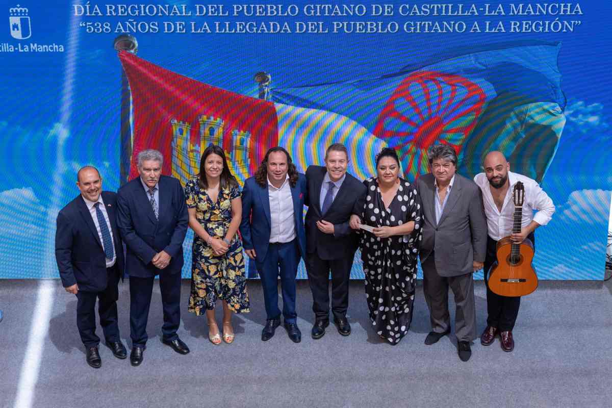 Foto de familia en el Día del Pueblo Gitano en CLM.