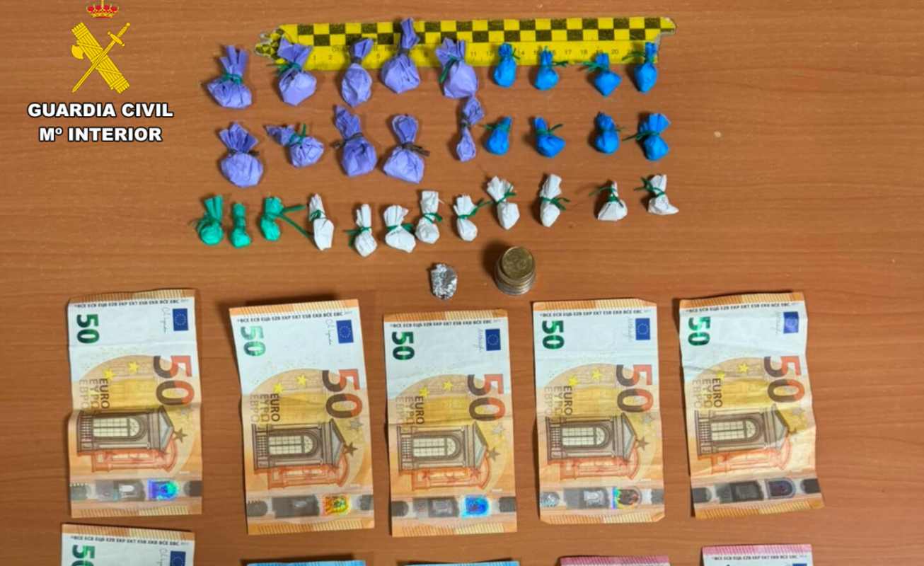 En la imagen, la cocaína y parte del dinero intervenido a la mujer.
