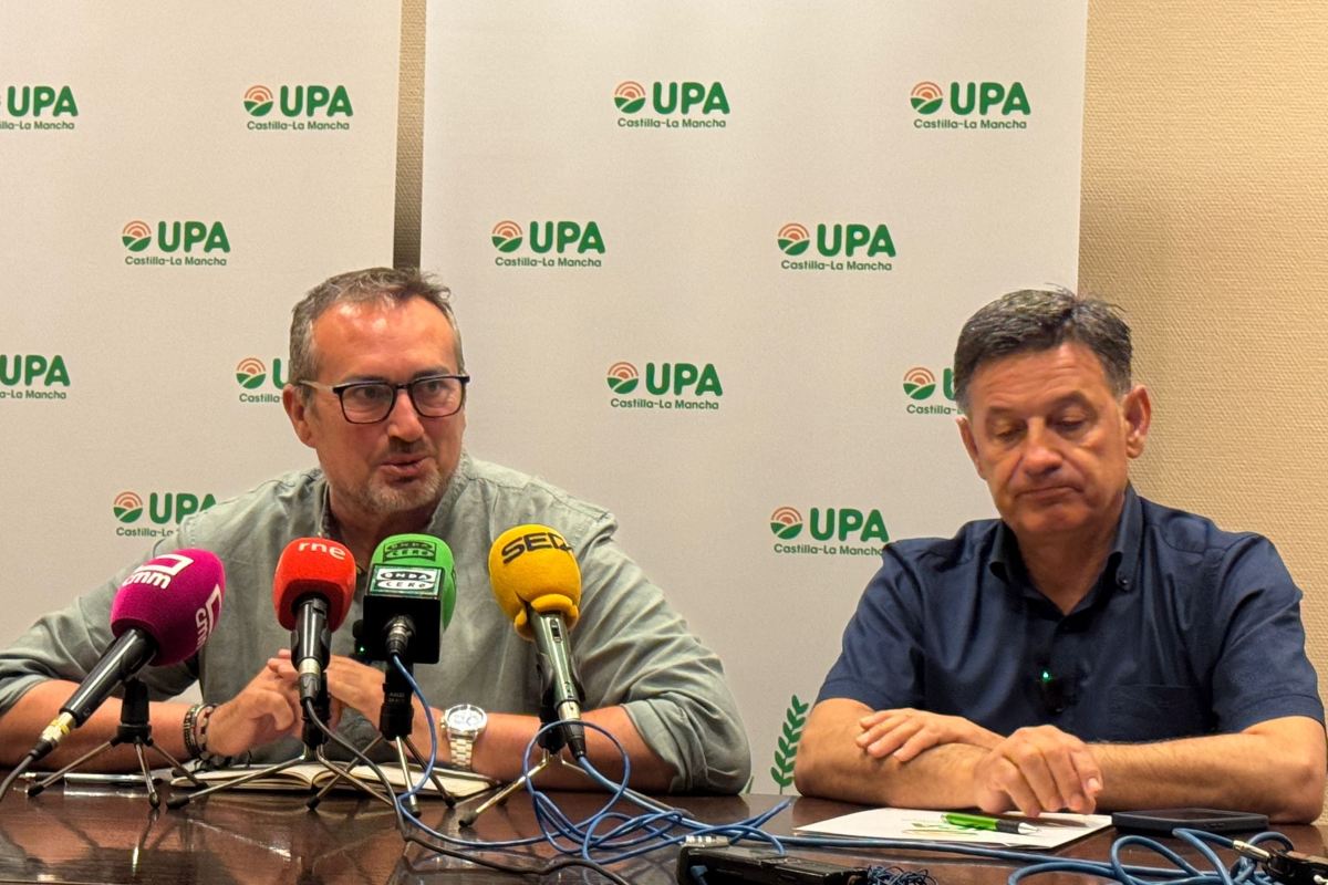 El secretario regional de UPA, Julián Morcillo, y el responsable de Vino de la organización, Alejandro García-Gasco