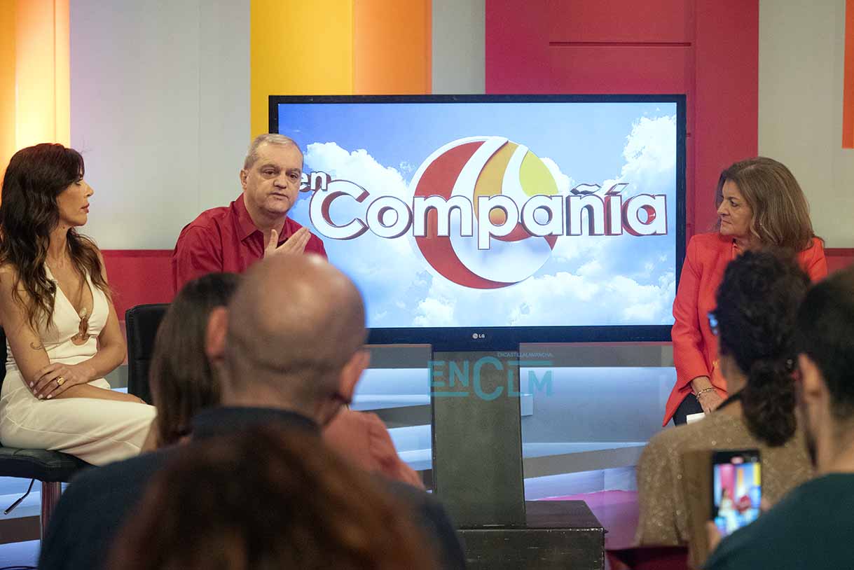 Los presentadores de En Compañía, Ramón García y Gloria Santoro, y la directora general de Castilla-La Mancha Media, Carmen Amores. Foto: ENCLM/Rebeca Arango