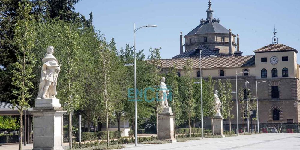 Imagen de tres de las estatuas del parque de La Vega. Foto: Rebeca Arango.