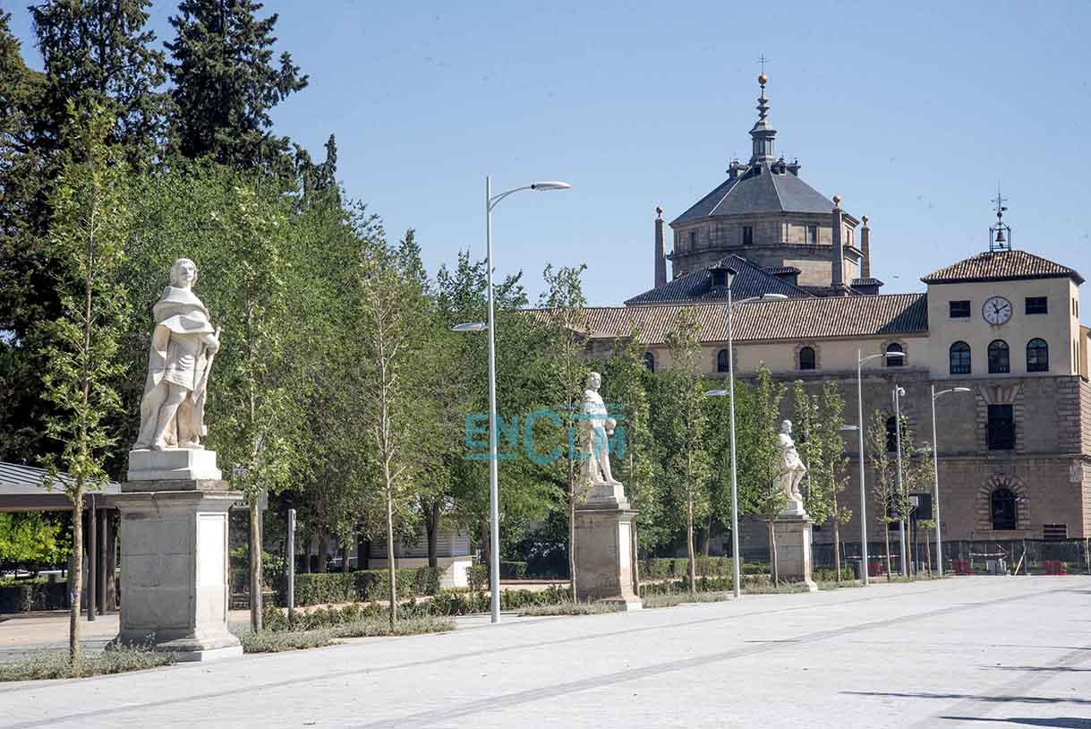 Imagen de tres de las estatuas del parque de La Vega. Foto: Rebeca Arango.