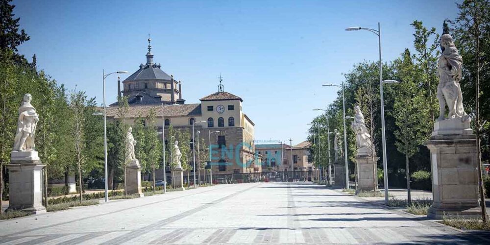 Estatuas de reyes visigodos y castellanos en el Paseo de La Vega. Foto: Rebeca Arango.