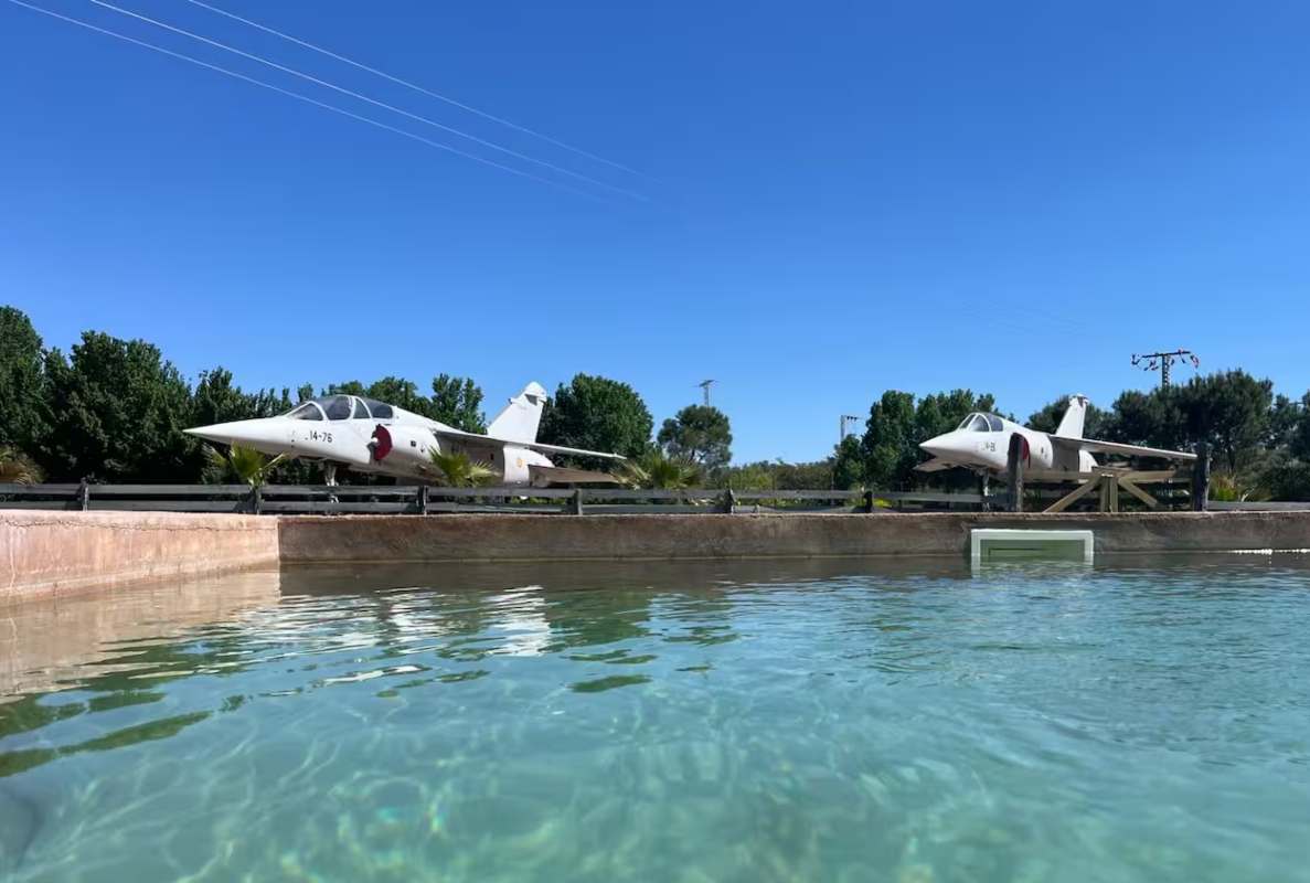Phantom F-4 que participó en la Guerra de Vietnam. Imagen del Airbnb de Finca Fuente Magan.
