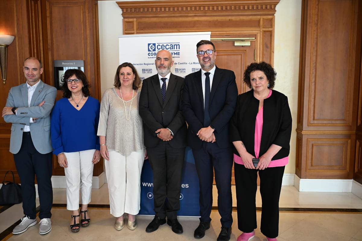 Foto de familia en el cierre de la jornada sobre la FP organizada por Cecam.