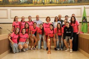 Recepción de Concepción Cedillo l plantel del EM Féminas Soliss Fuensalida.