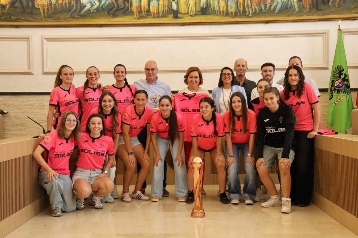 Recepción de Concepción Cedillo l plantel del EM Féminas Soliss Fuensalida.