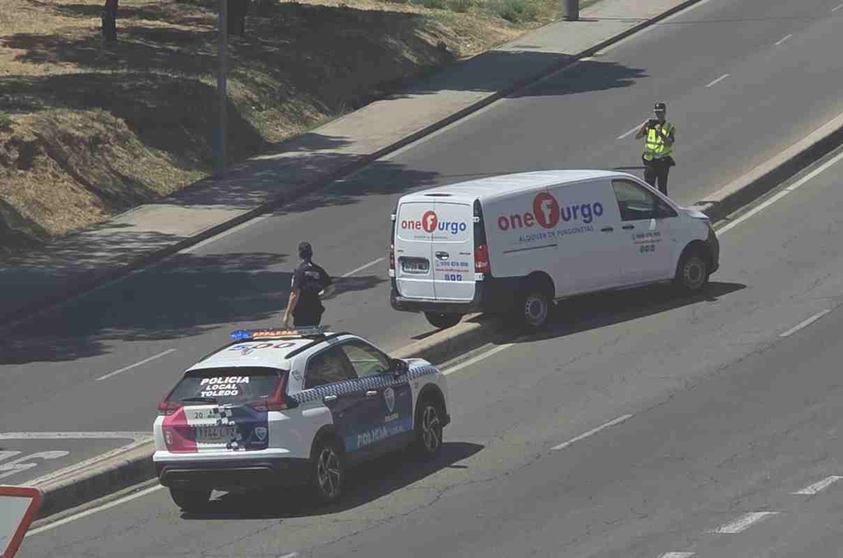 Imagen del vehículo que ha quedado sobre la mediana en la avenida de Castilla-La Mancha.