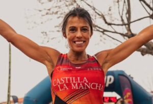 Gemma Arenas, tras proclamarse en abril campeona de España de ultra-trail. Foto: Junta de Castilla-La Mancha.