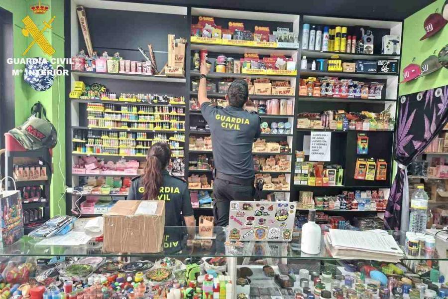 Seis investigados por vender hachís y marihuana en dos ‘grow shops’ y una máquina expendedora
