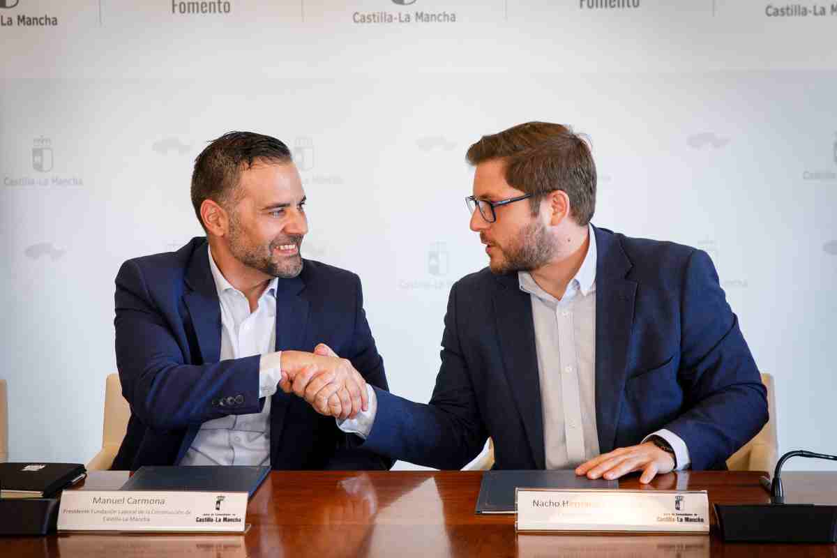 El director de la Fundación Laboral de Castilla-La Mancha, Manuel Carmona, junto al consejero de Fomento, Nacho Hernando