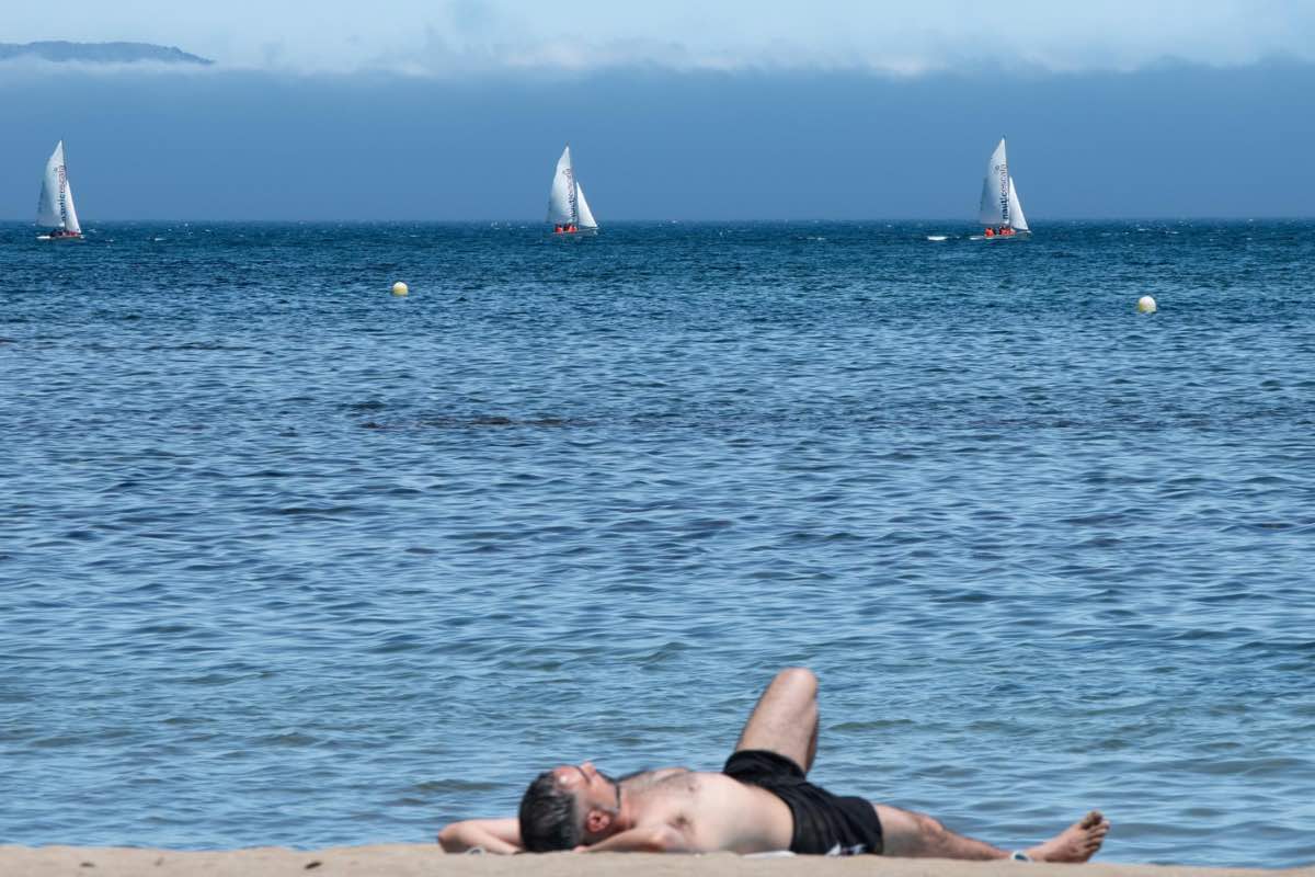 Un hombre tumbado en la playa