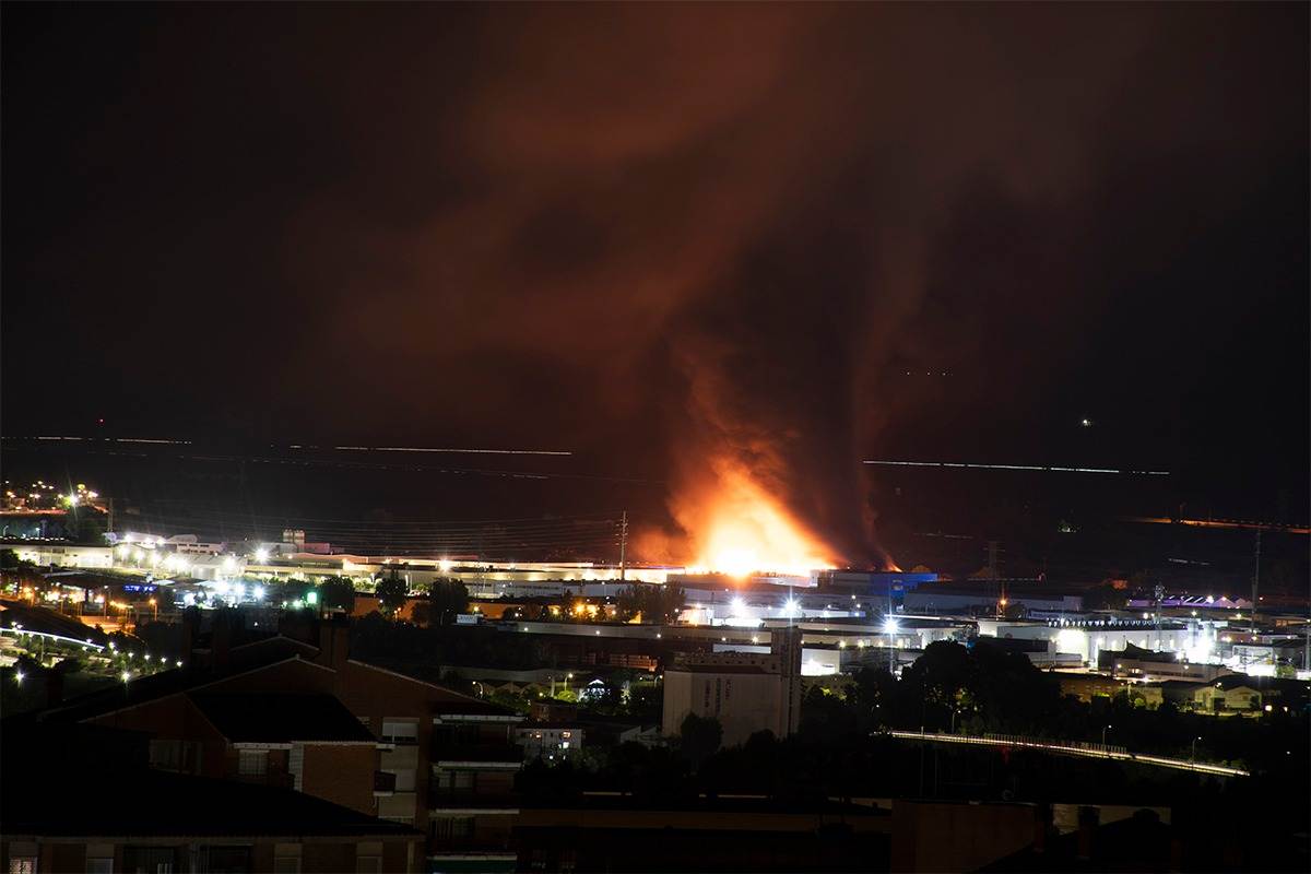 Detalle del incendio en la planta de Marchamalo.