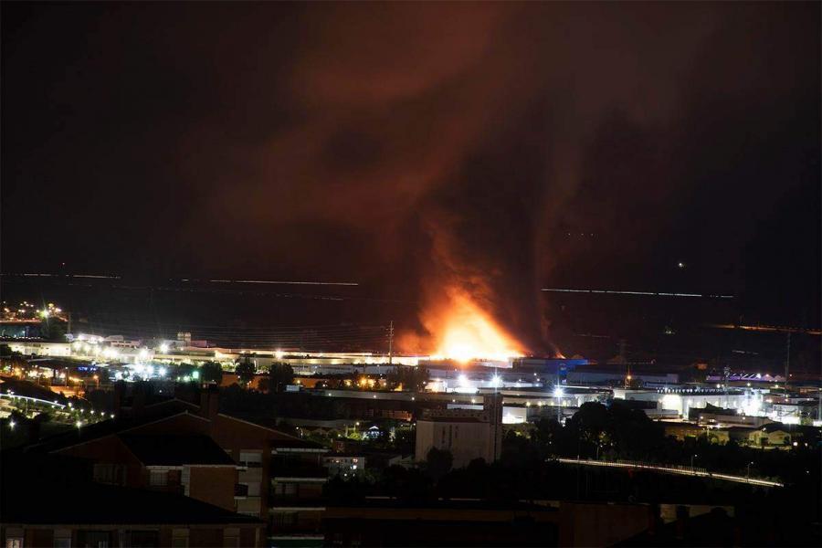 Controlan un espectacular incendio en una empresa de reciclaje en Marchamalo (Guadalajara)