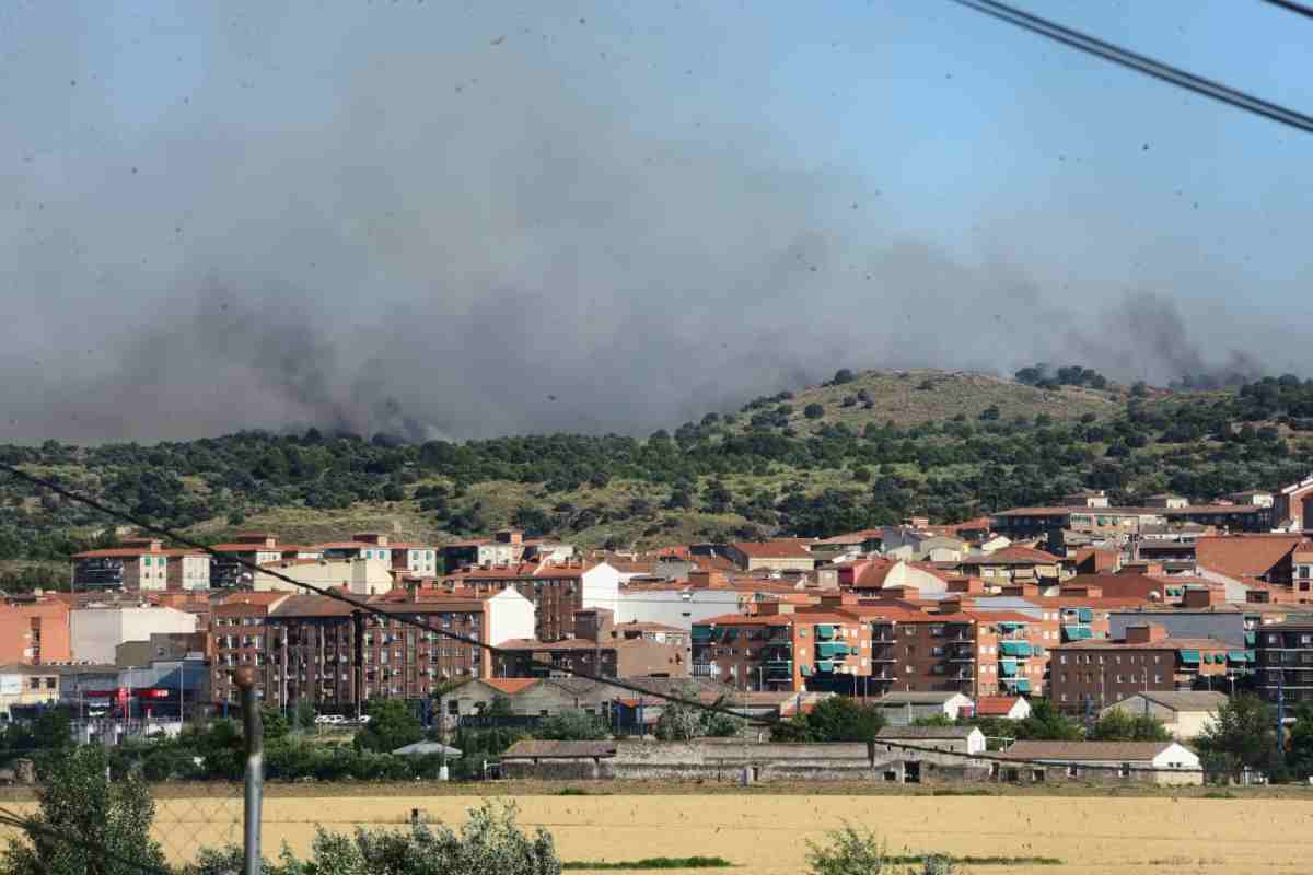 Imagen del incendio en la Academia de Infantería. Foto: Rebeca Arango.