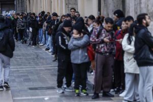 Un grupo de inmigrantes gestionando su regularización. Foto: EP.
