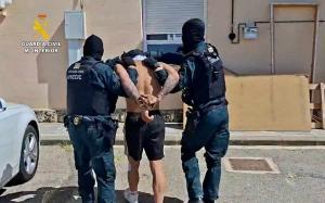 Momento de la detención de uno de los supuestos delincuentes.