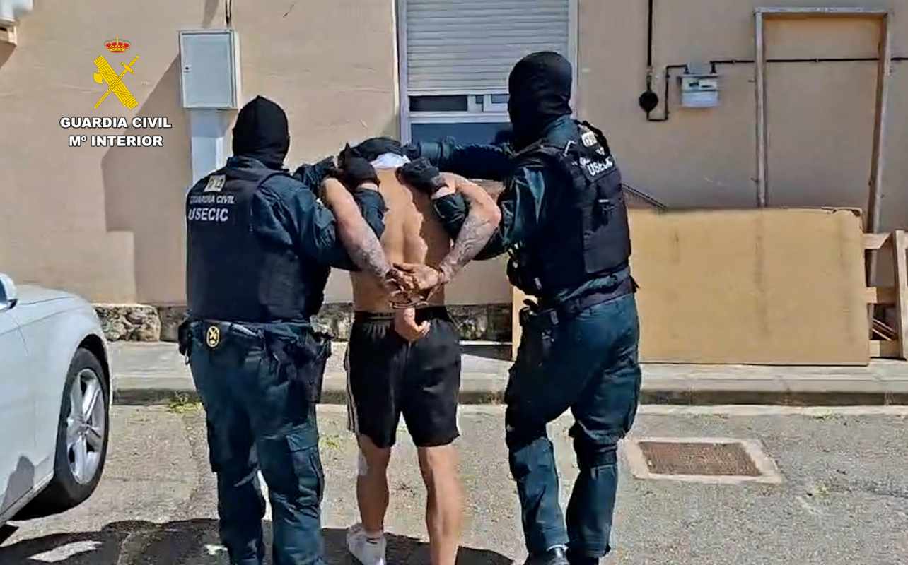 Momento de la detención de uno de los supuestos delincuentes.