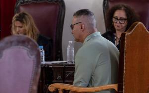 El acusado, sentado en el banquillo. Foto: EFE/Ángeles Visdómine.