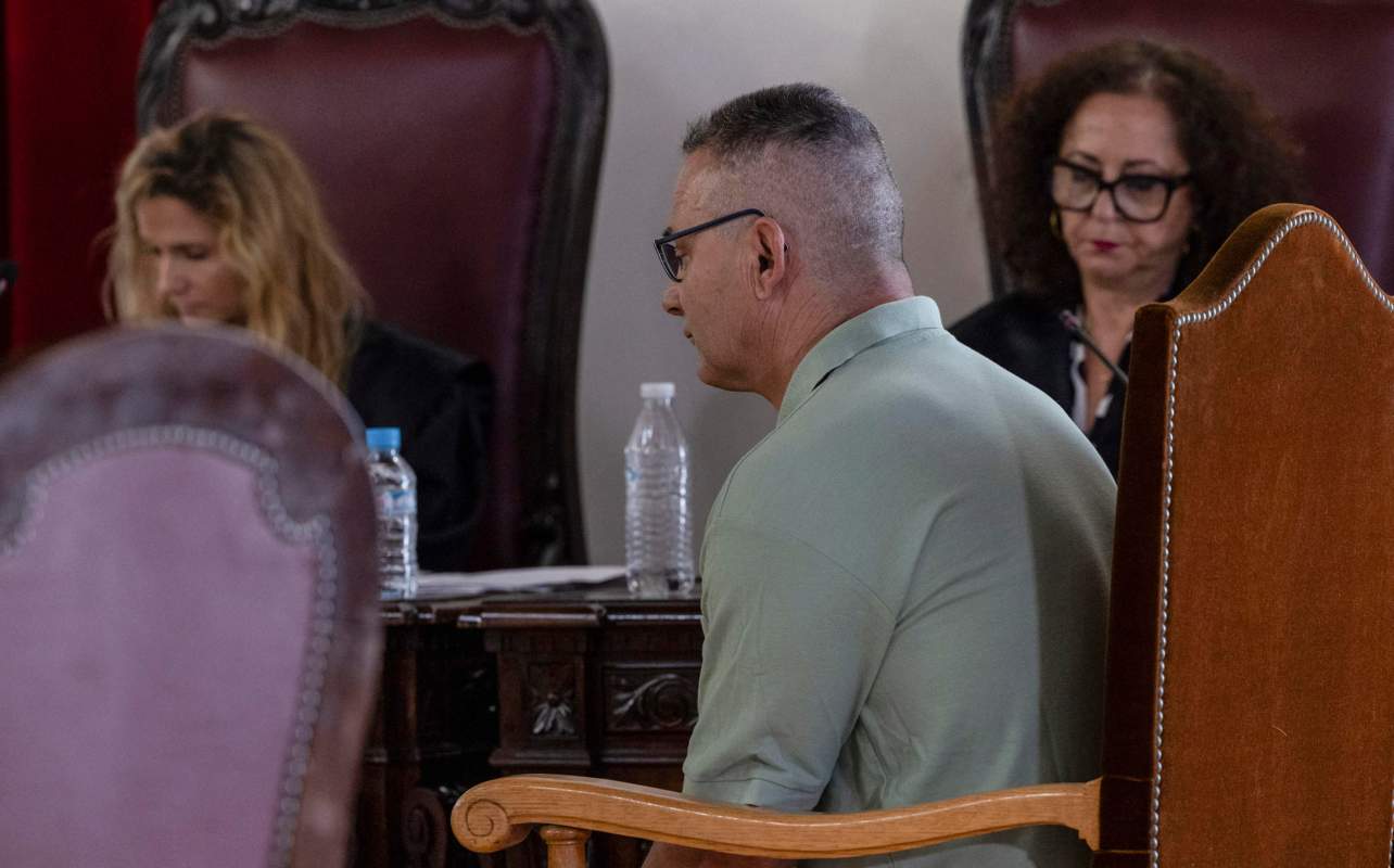 El acusado, sentado en el banquillo. Foto: EFE/Ángeles Visdómine.