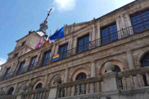 La bandera LGTBI en el Ayuntamiento de Toledo. Foto: Europa Press.