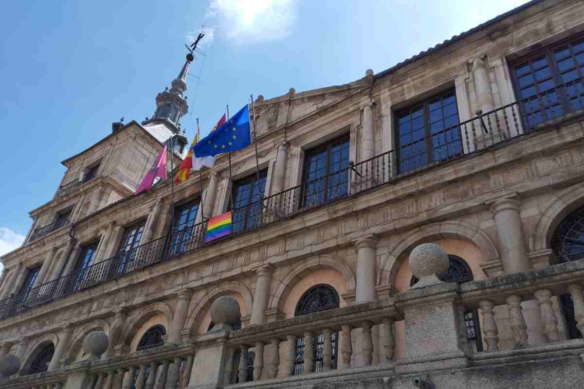 La bandera LGTBI en el Ayuntamiento de Toledo. Foto: Europa Press.