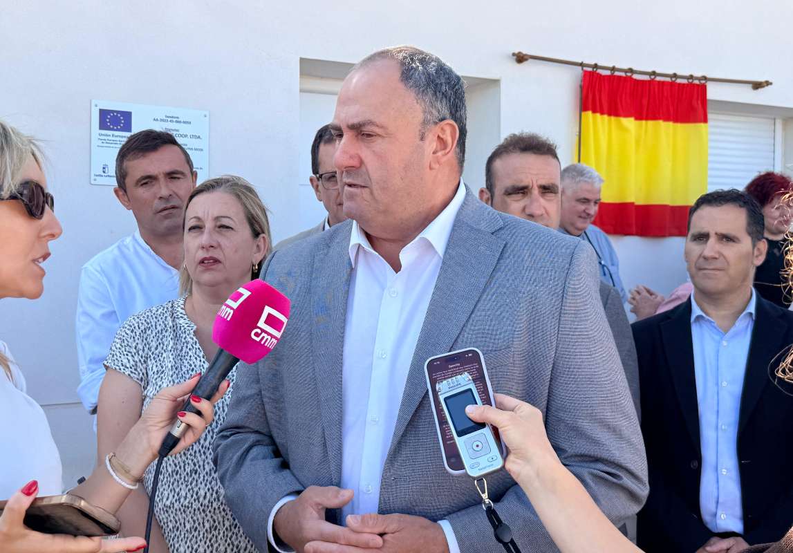 Julián Martínez Lizán inauguró una cooperativa de pistachos en Madridejos.