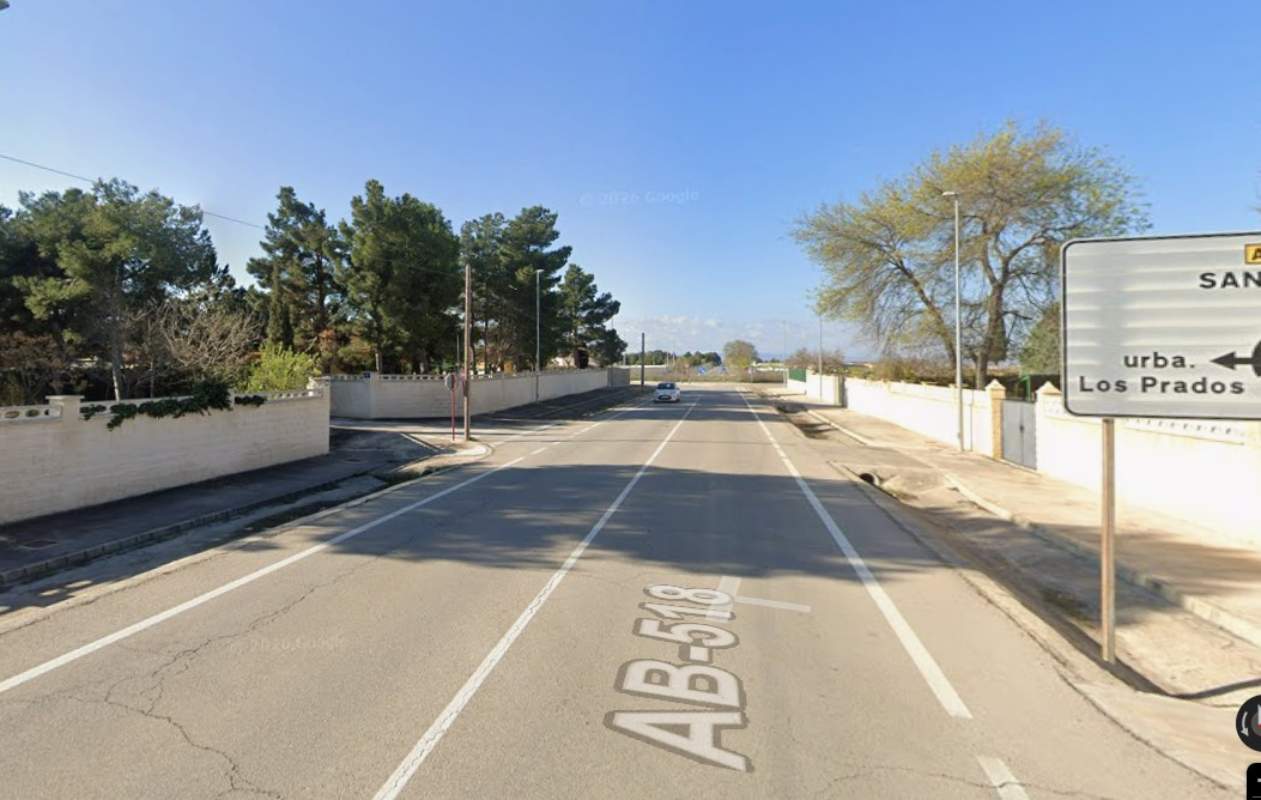 Acceso a la urbanización Los Prados, en Albacete.