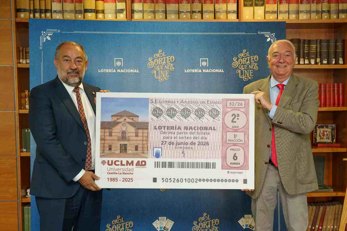 El presidente de Loterías y Apuestas del Estado, Jesús Huerta Almendro, y el rector de la UCLM, Julián Garde.