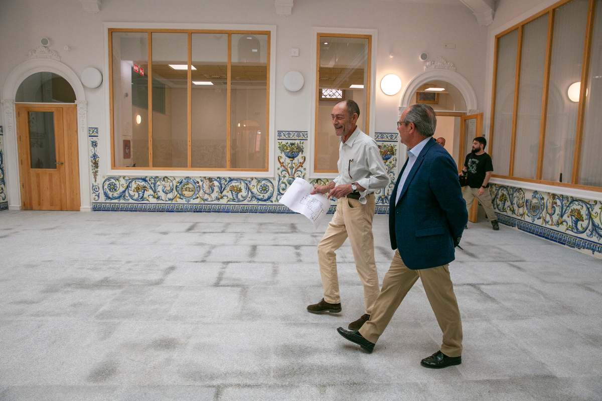 Ruiz Molina visitó el edificio de la Delegación de Haicienda rehabilitado.