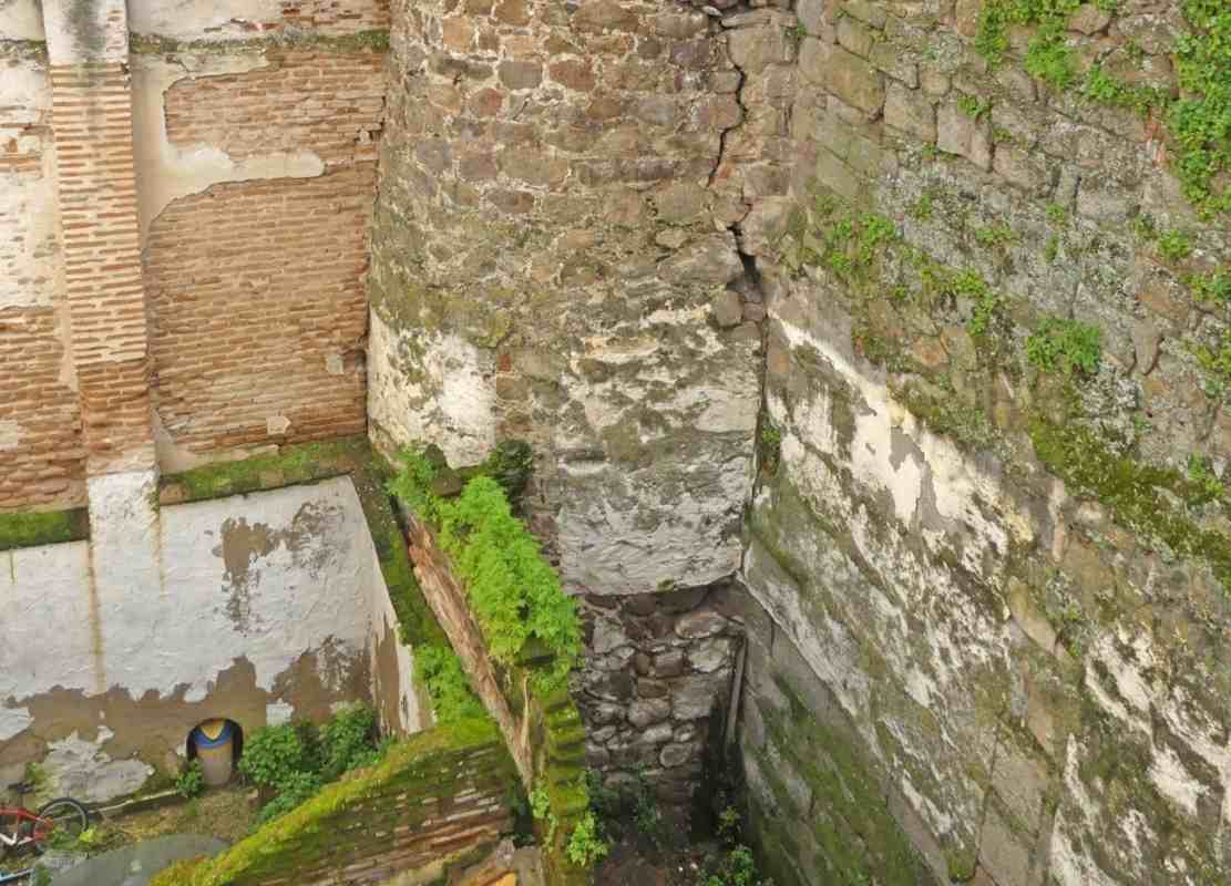 El PSOE denuncia una nueva grieta y un derrumbe parcial en la muralla de la calle Corredera.