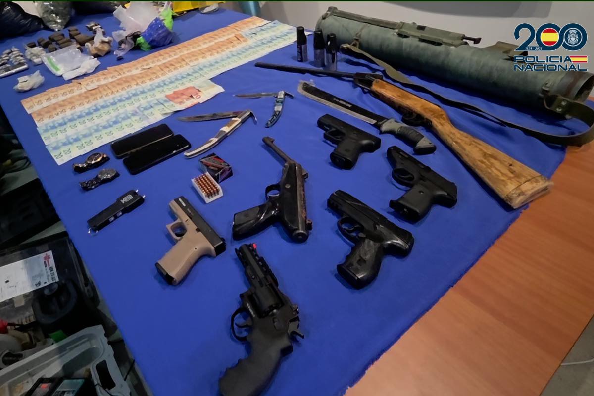 Armas y dinero incautado en la operación en Talavera. Foto: Policía Nacional