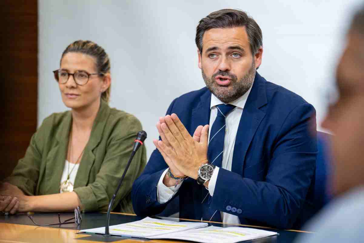 Paco Núñez, presidente del PP de Castilla-La Mancha, junto con Carolina Agudo, secretaria general del partido regional.