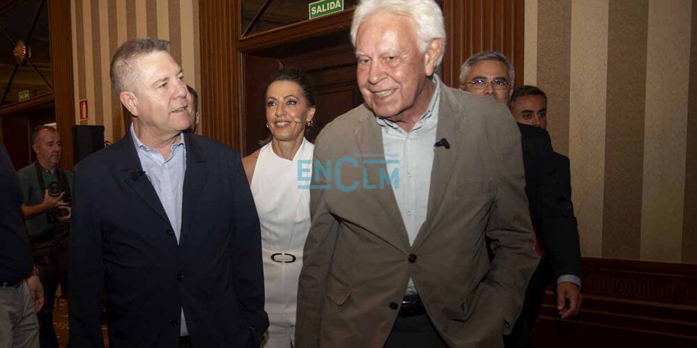 Emiliano García-Page y Felipe González. Foto: Rebeca Arango.