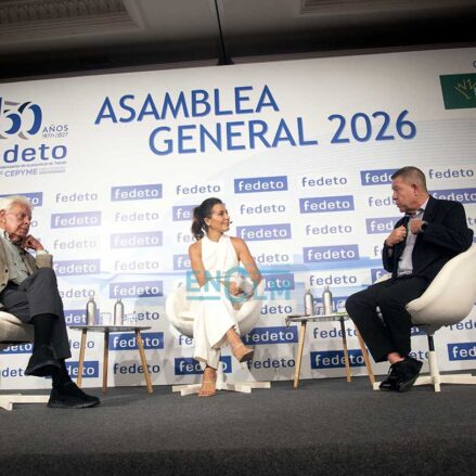 Felipe González y Emiliano García-Page, en un coloquio organizado por Fedeto. Foto: Rebeca Arango.