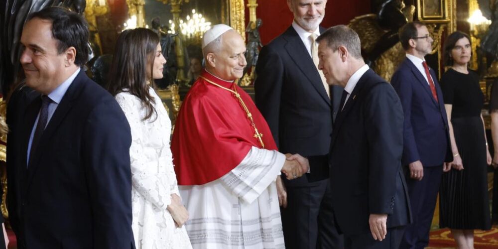 El presidente de Castilla-La Mancha, Emiliano García-Page, ha participado en la ceremonia oficial de bienvenida que han ofrecido los reyes al papa León XIV en el Palacio Real de Madrid. Foto: Casa Real