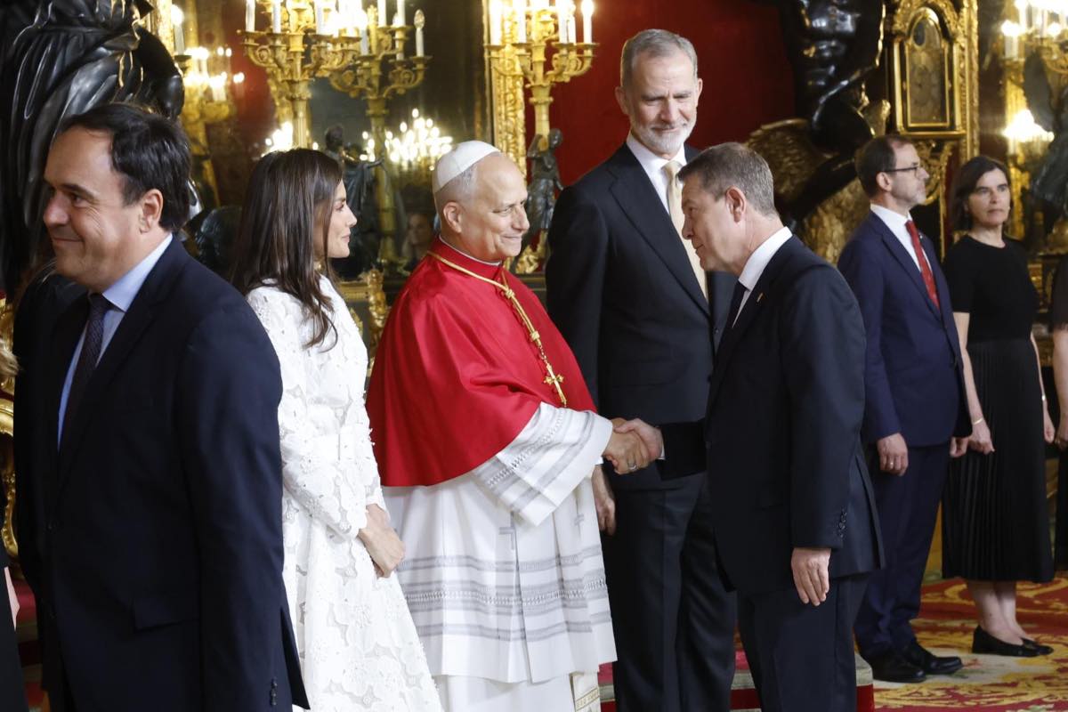 El presidente de Castilla-La Mancha, Emiliano García-Page, ha participado en la ceremonia oficial de bienvenida que han ofrecido los reyes al papa León XIV en el Palacio Real de Madrid. Foto: Casa Real